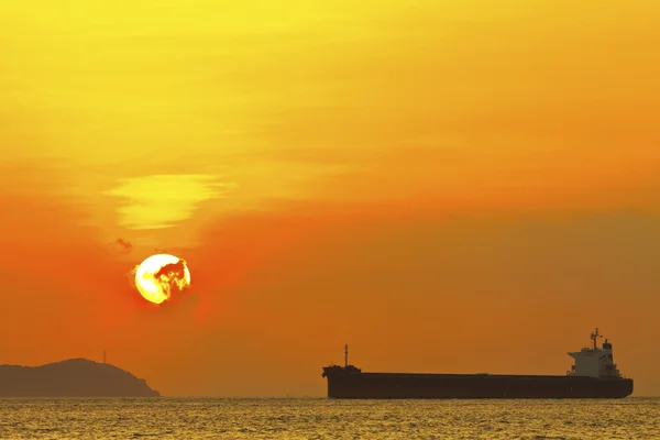 Pôr do sol cena sobre o oceano — Fotografia de Stock