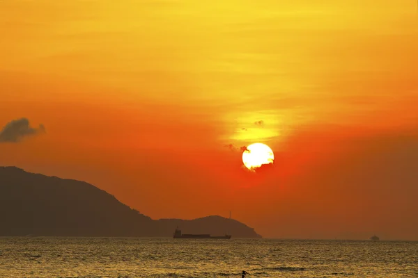바다 위로 떠오르는 태양 — 스톡 사진