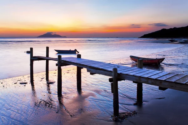 Zonsondergang kust op houten pier — Stockfoto