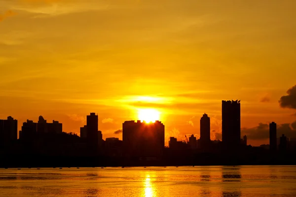 Cidade ao pôr do sol ao longo da costa — Fotografia de Stock