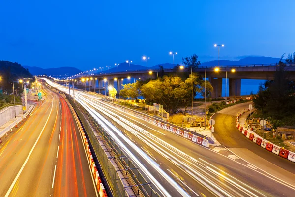 夜に香港高速道路を交通します。 — ストック写真