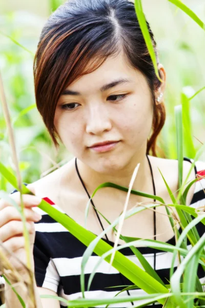 Азиатка в природе с травой — стоковое фото