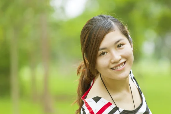 Азиатская девушка с счастливой улыбкой — стоковое фото
