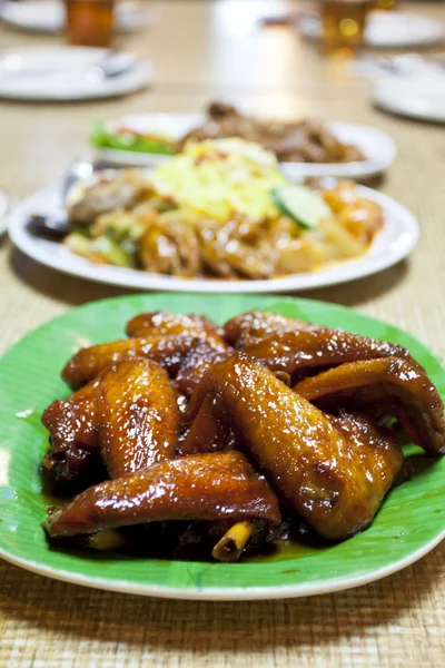 Куриные крылышки в индонезийском стиле с мёдом — стоковое фото