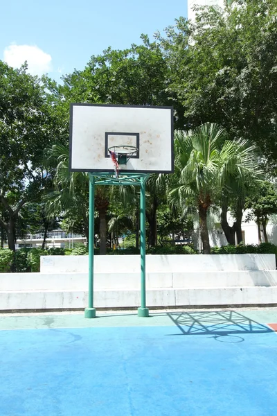 Campo da basket nel quartiere residenziale — Foto Stock