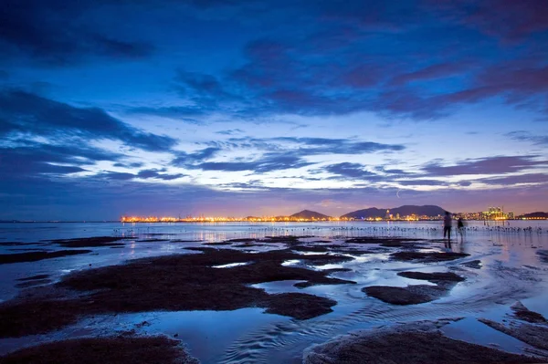 Gün batımında sulak ve hong kong kıyısı — Stok fotoğraf