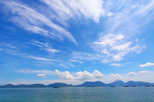 Пейзаж над океаном с движущимися облаками — стоковое фото