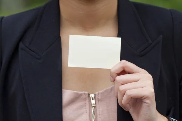 Mujer asiática sosteniendo una tarjeta de visita en blanco —  Fotos de Stock