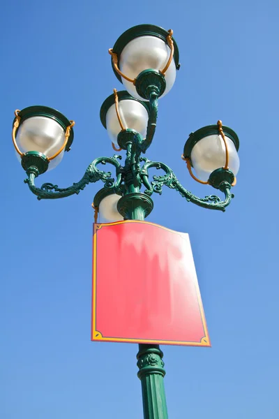 푸른 하늘 아래 녹색 램프 — 스톡 사진