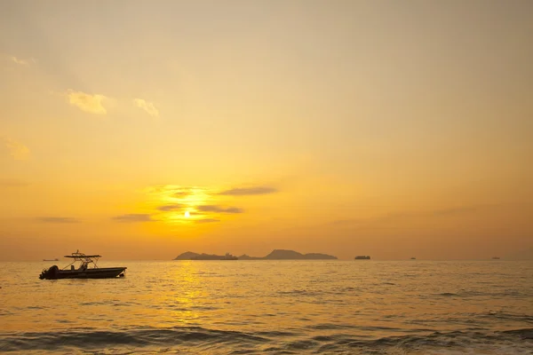 ดวงอาทิตย์ตกเหนือมหาสมุทรในฮ่องกง — ภาพถ่ายสต็อก