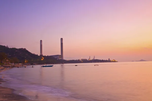 Kraftwerk bei Sonnenuntergang — Stockfoto
