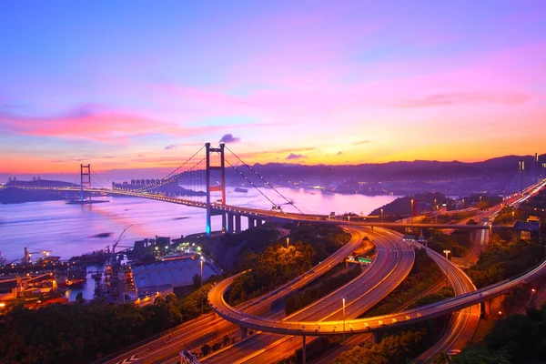 Tsing ma bridge v západu slunce chvíli v hong Kongu — Stock fotografie