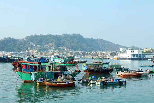 Cheung Chau vista al mar en Hong Kong, con barcos de pesca como backgro —  Fotos de Stock