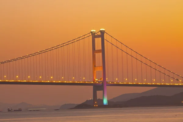 Ponte Tsing Ma no momento do pôr do sol em Hong Kong — Fotografia de Stock