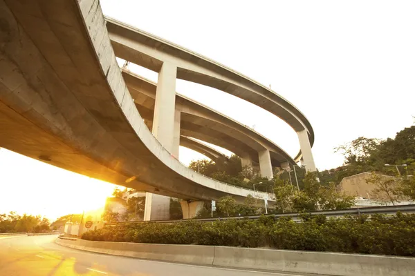 公路和高速公路日落时在香港αυτοκινητόδρομο στο ηλιοβασίλεμα στο Χονγκ Κονγκ — Φωτογραφία Αρχείου