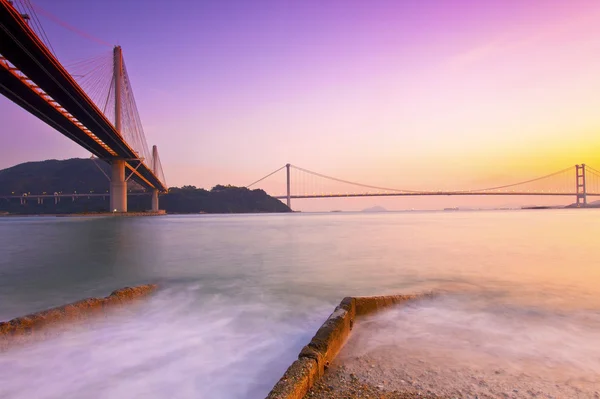 Puentes de Hong Kong al atardecer sobre el océano — Foto de Stock