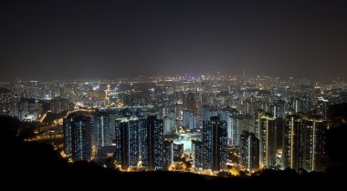 Hong kong şehir merkezinde highrise binalar ile gece adlı