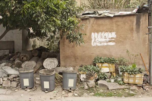 Chinese dorp met huizen en vuilnisbakken — Stockfoto