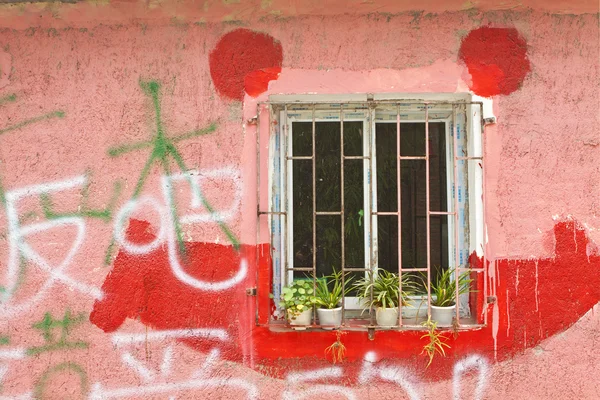 Chinese huis met venster en kleurrijke muur — Stockfoto