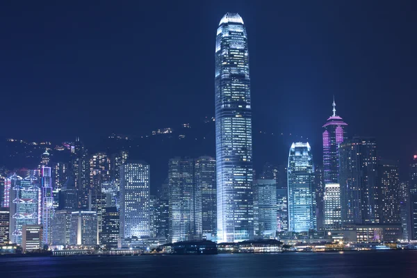 Ночной вид Гонконга вдоль гавани Виктории — стоковое фото