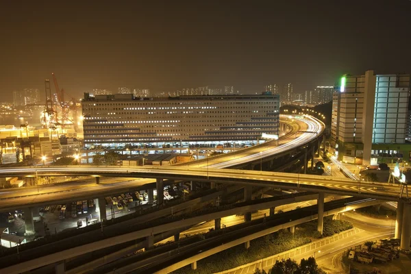 Verkehr auf der Autobahn einer modernen Stadt — Stockfoto