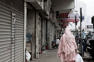 küçük etnik köken kadın cadde boyunca yürüyor