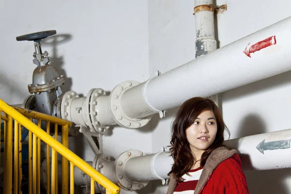 Aziatisch meisje in een fabriek — Stockfoto