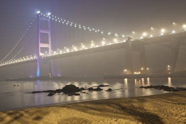 hong Kong'daki Tsing ma bridge sisli bir günde