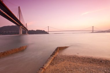 gün batımında Hong kong köprüler