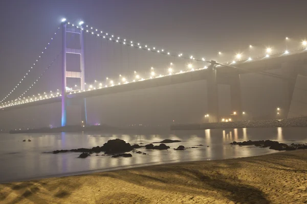 Tsing ma bridge v hong Kongu v mlhavý den — Stock fotografie