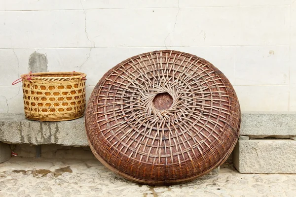 Chapéu chinês tradicional e cesta para agricultores — Fotografia de Stock