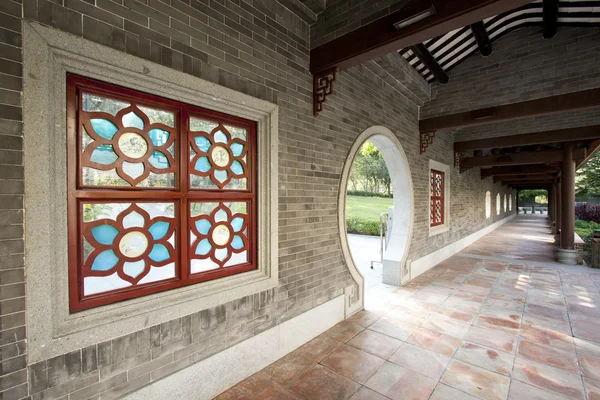 Κινεζικό στυλ διάδρομο σε έναν κήπο — Φωτογραφία Αρχείου