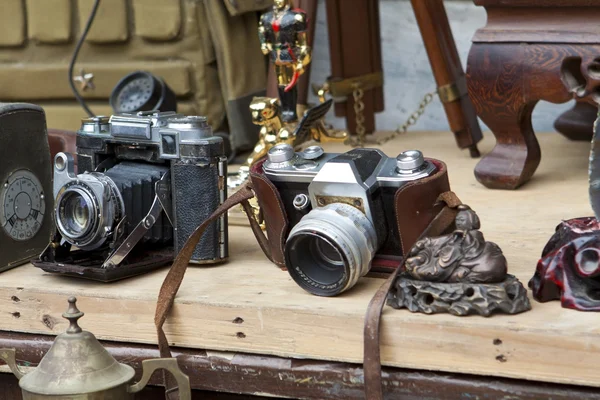 오래 된 카메라를 판매 하는 시장 — 스톡 사진