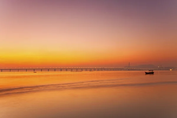 Zachody słońca na wybrzeżu w tle most — Zdjęcie stockowe