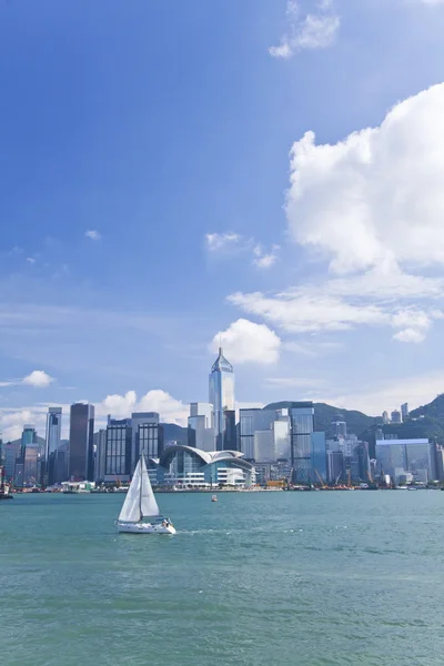 Hong Kong con barca a vela di giorno lungo Victoria Harbour — Foto Stock