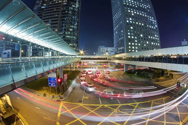 Trafik i centrum av en modern stad på natten — Stockfoto