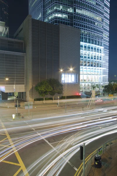 Tráfico ocupado en la ciudad por la noche — Foto de Stock