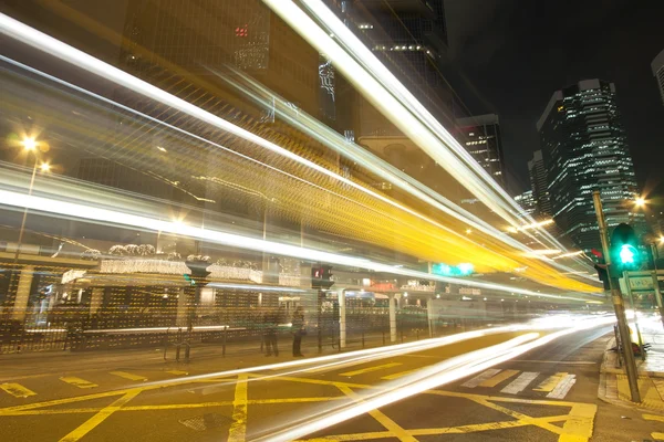 Αστικό τοπίο με πολυσύχναστη κυκλοφορίας στο Χονγκ Κονγκ, τη νύχτα — Φωτογραφία Αρχείου