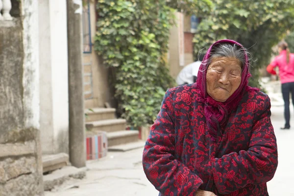 Mulher velha chinesa em uma aldeia — Fotografia de Stock