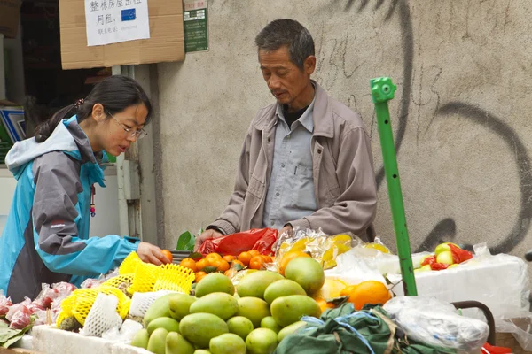 과일을 판매 하는 중국 호커 — 스톡 사진