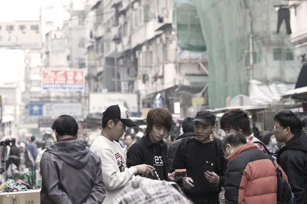 Drukke venters met klanten in het centrum van hong kong — Stockfoto
