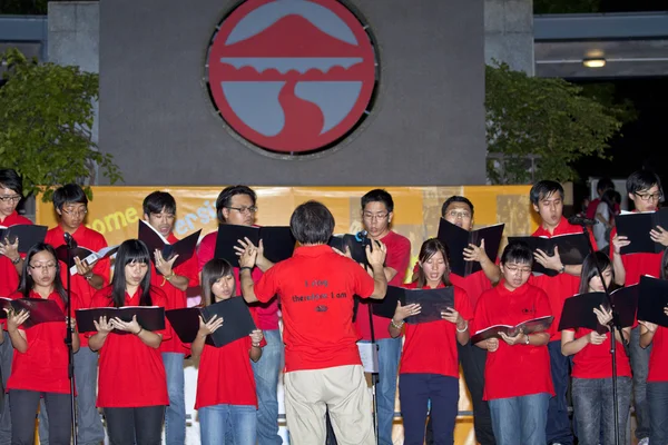 Hong Kong - 24 Aug, Lingnan Egyetem birtokában új diák ezzel hangsúlyozva — Stock Fotó