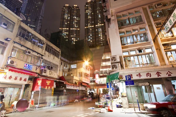 Hong Kong downtown at night - old apartments and modern building — Stock Photo, Image