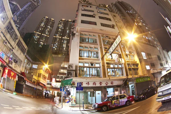 Hong kong downtown på natten - gamla lägenheter och en modern byggnad — Stockfoto