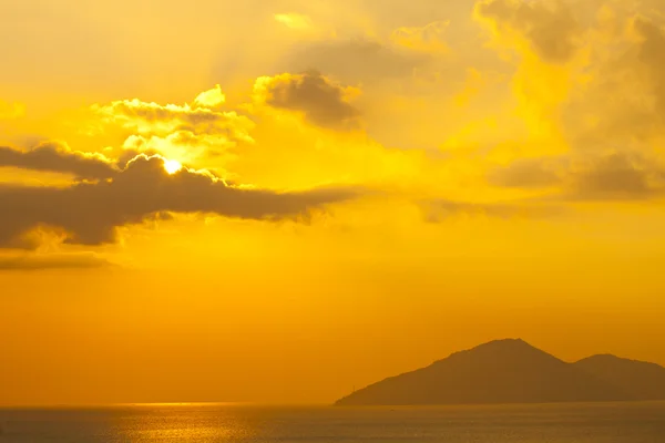 Puesta de sol sobre el océano en Hong Kong —  Fotos de Stock