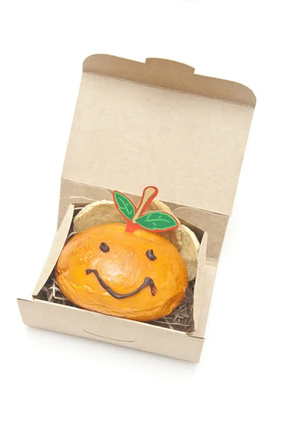 Pão de cara sorridente na caixa — Fotografia de Stock