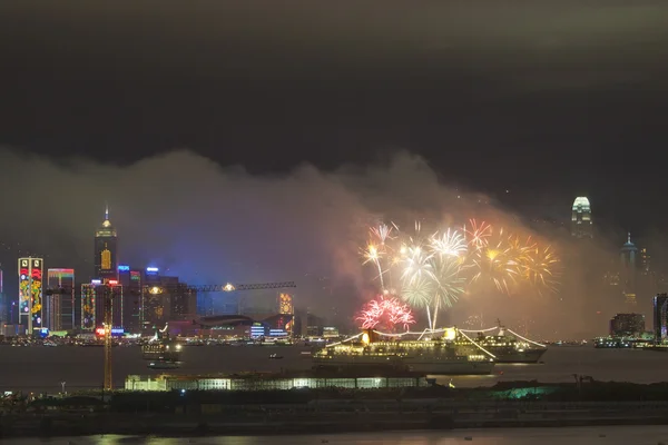 Hong kong Chinees nieuw jaar vuurwerk langs Victoriahaven — Stockfoto