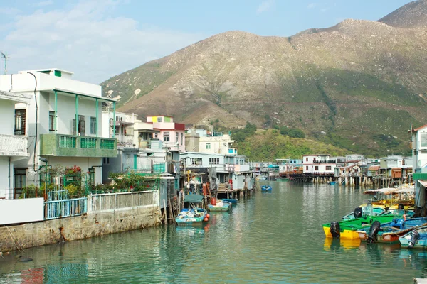 Casas inclinadas en Tai O pueblo de pescadores en Hong Kong — Foto de Stock