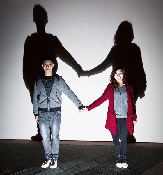 Ασιατικές κομψό ζευγάρι στην οδό, κρατώντας τα χέρια — Φωτογραφία Αρχείου