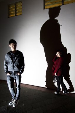 Asyalı kadın ve erkek sokak